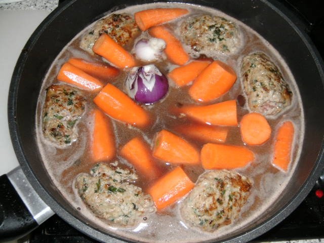 Chiftele in sos de vin rosu