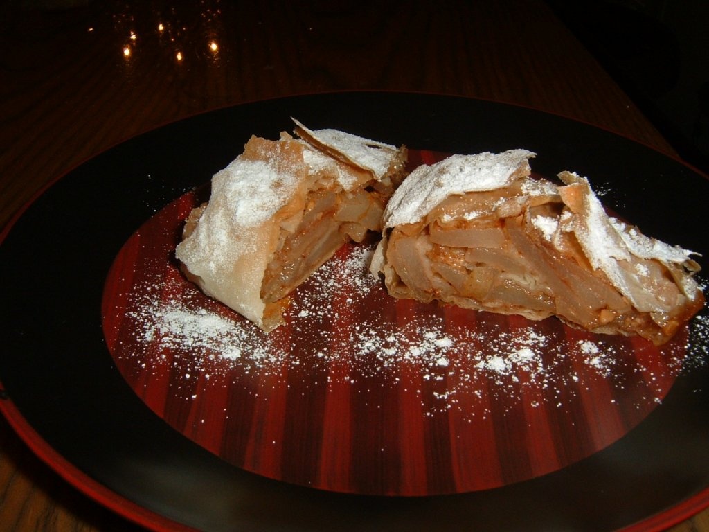 Strudel cu pere,branza cedar,seminte si nuci