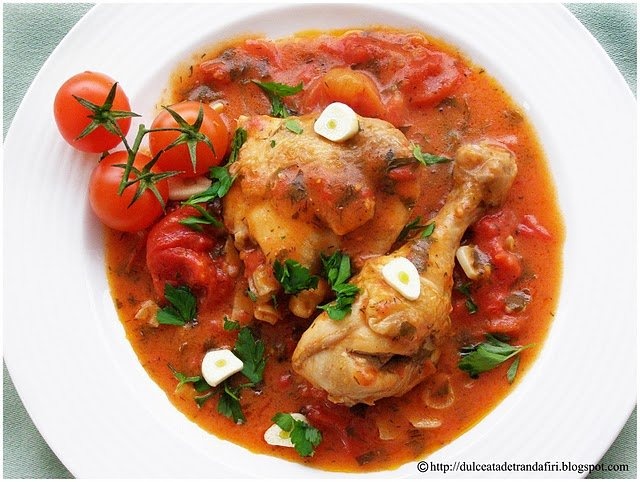 Pui la tigaie cu rosii si usturoi