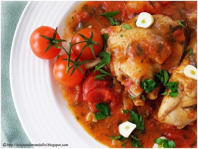 Pui la tigaie cu rosii si usturoi