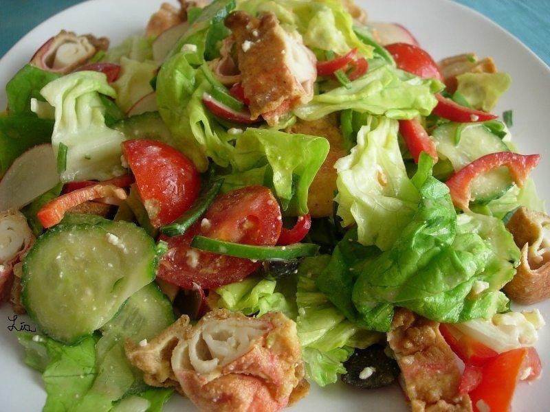 Salata de cruditati cu surimi pane