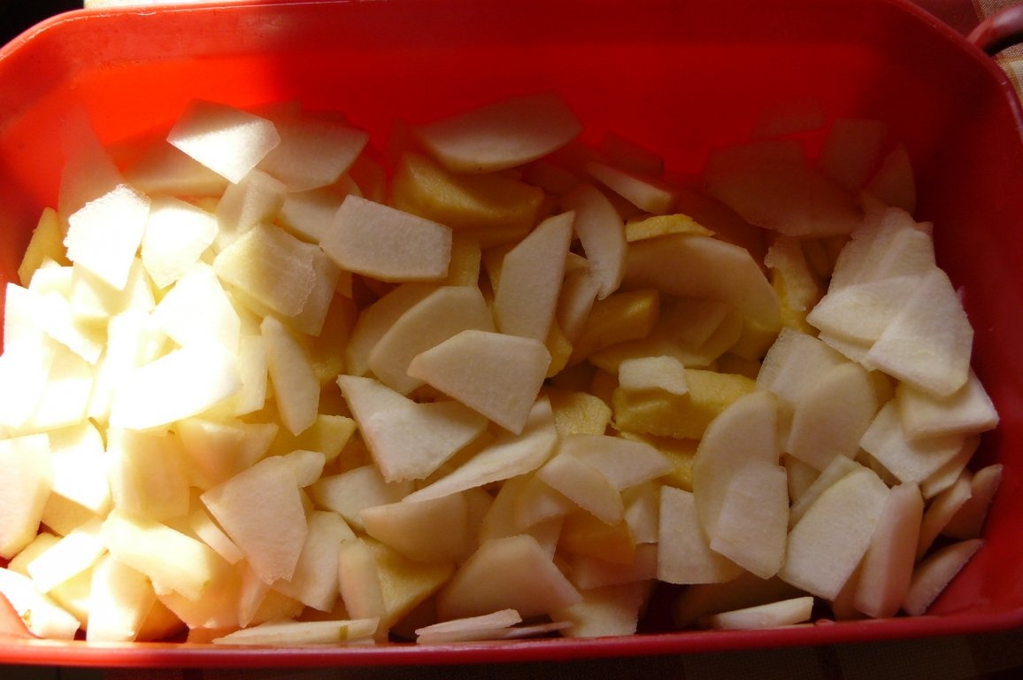 Prăjitură sănătoasă cu fructe şi brânză de vaci