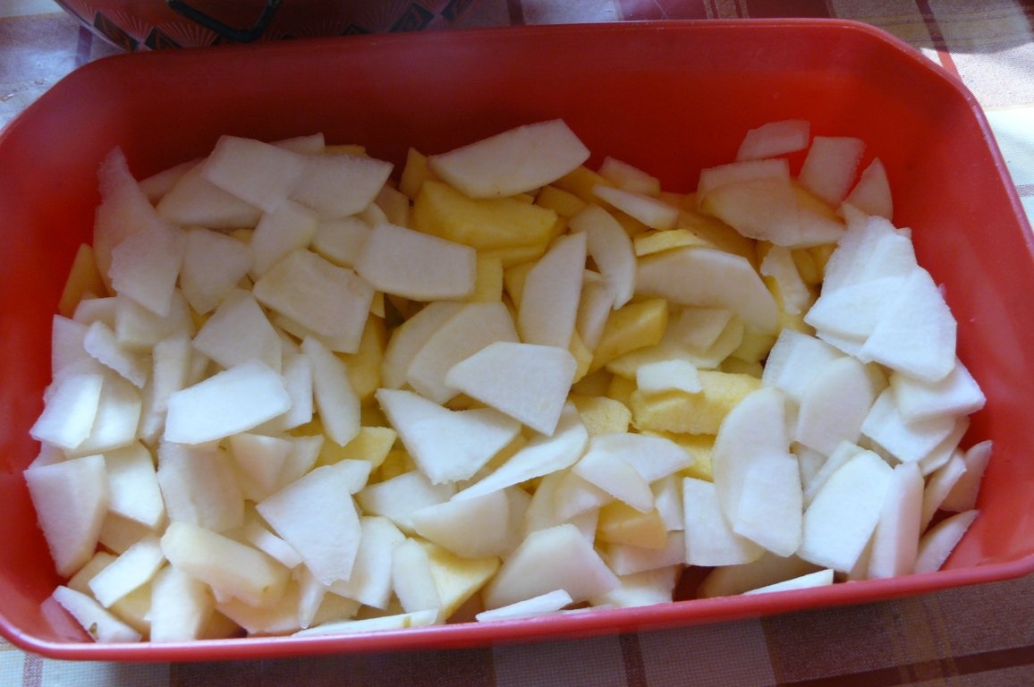 Prăjitură sănătoasă cu fructe şi brânză de vaci