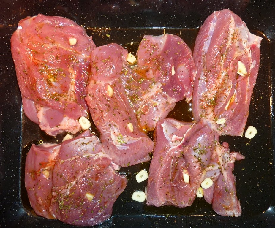 Pulpe de curcan cu ciuperci, vin alb si sos de alune