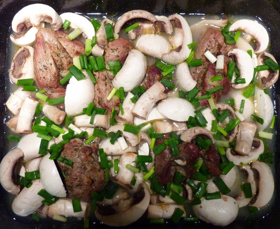 Pulpe de curcan cu ciuperci, vin alb si sos de alune