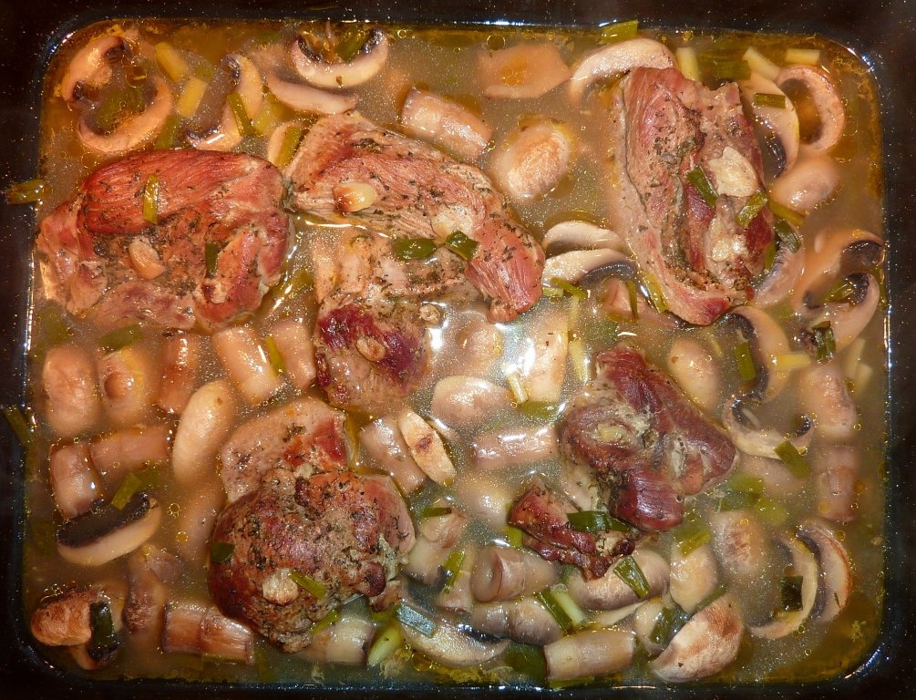 Pulpe de curcan cu ciuperci, vin alb si sos de alune