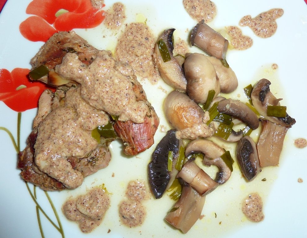 Pulpe de curcan cu ciuperci, vin alb si sos de alune