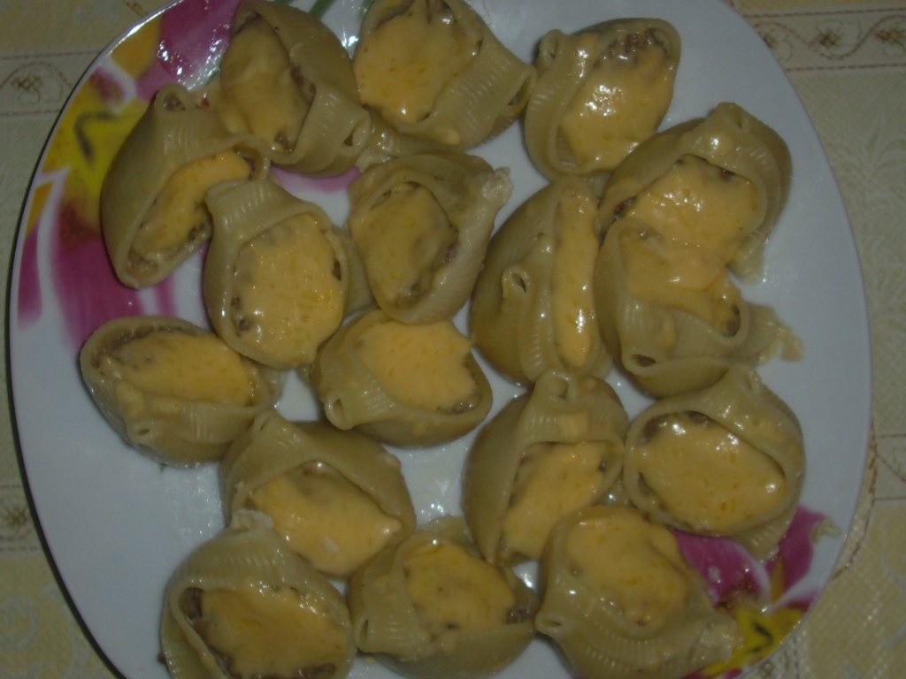 Pasta Lumaconi umplute cu carne si cascaval