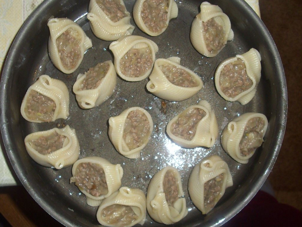 Pasta Lumaconi umplute cu carne si cascaval