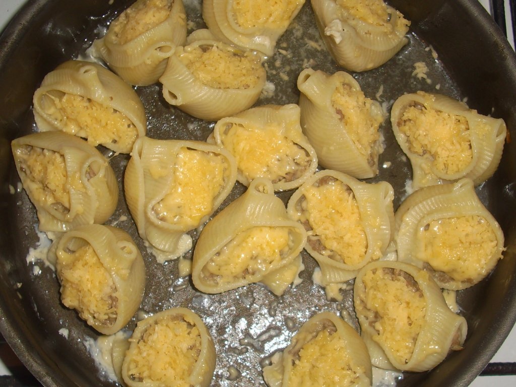 Pasta Lumaconi umplute cu carne si cascaval