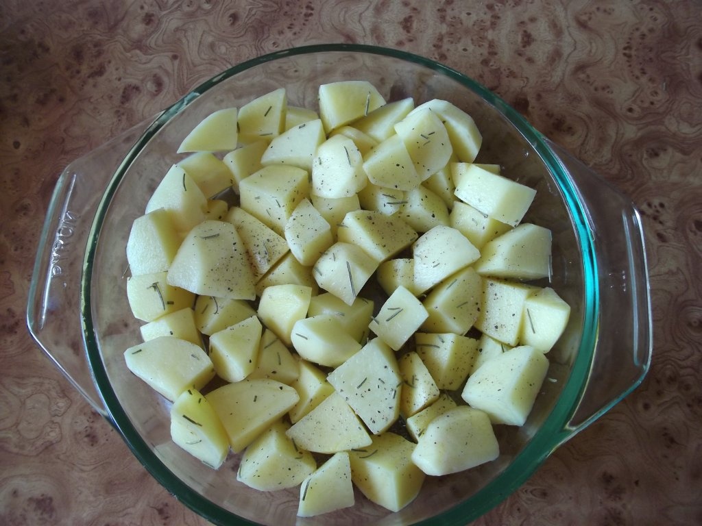 Ceafa de porc pe pat de cartofi la cuptor