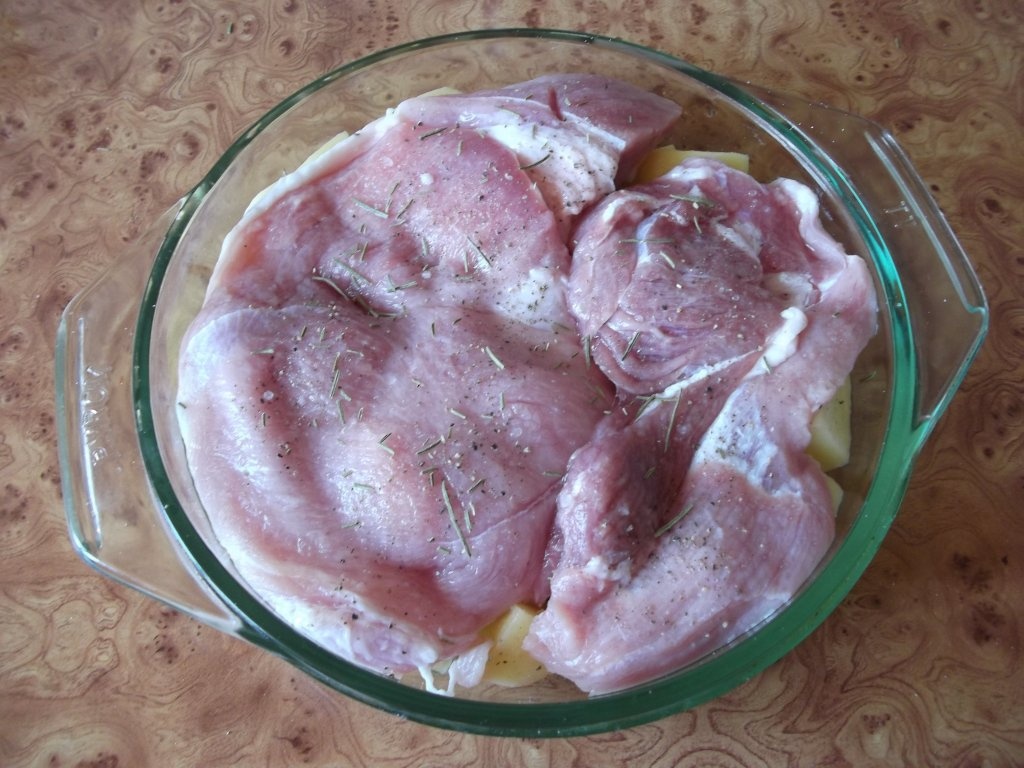 Ceafa de porc pe pat de cartofi la cuptor