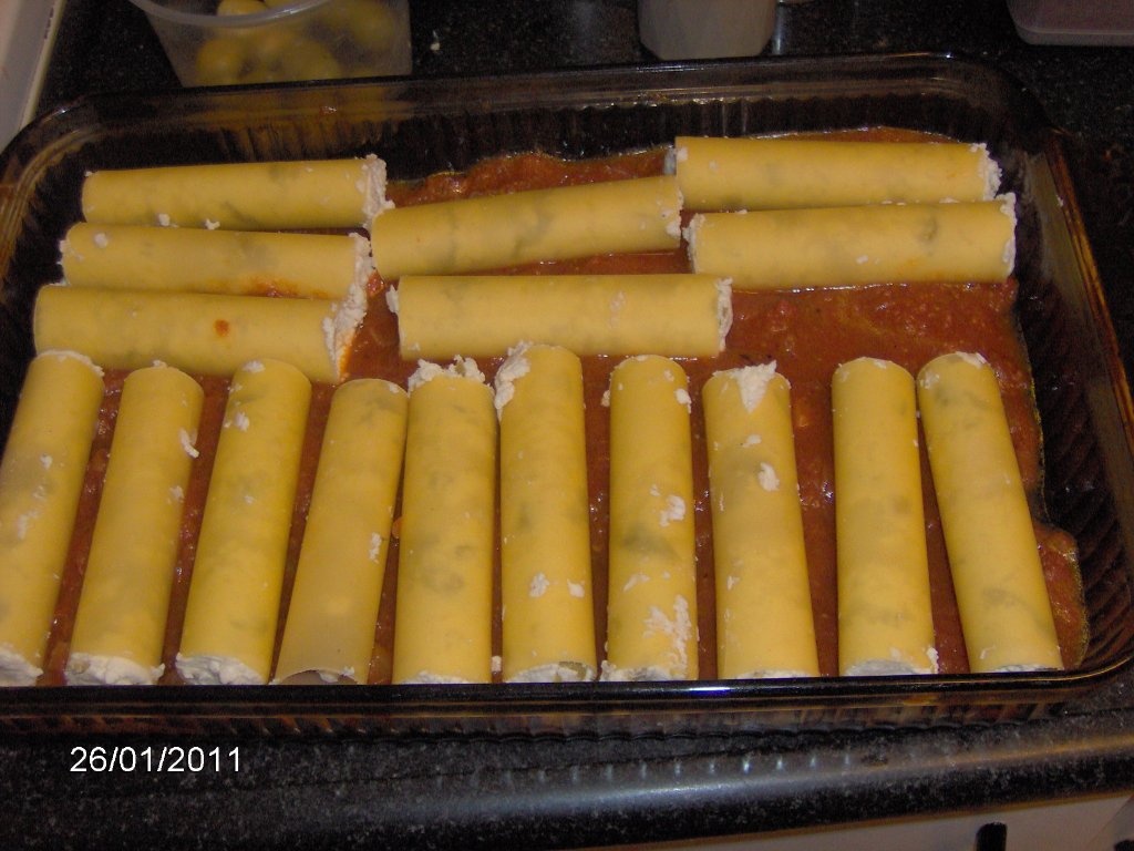 Caneloni in sos de rosii