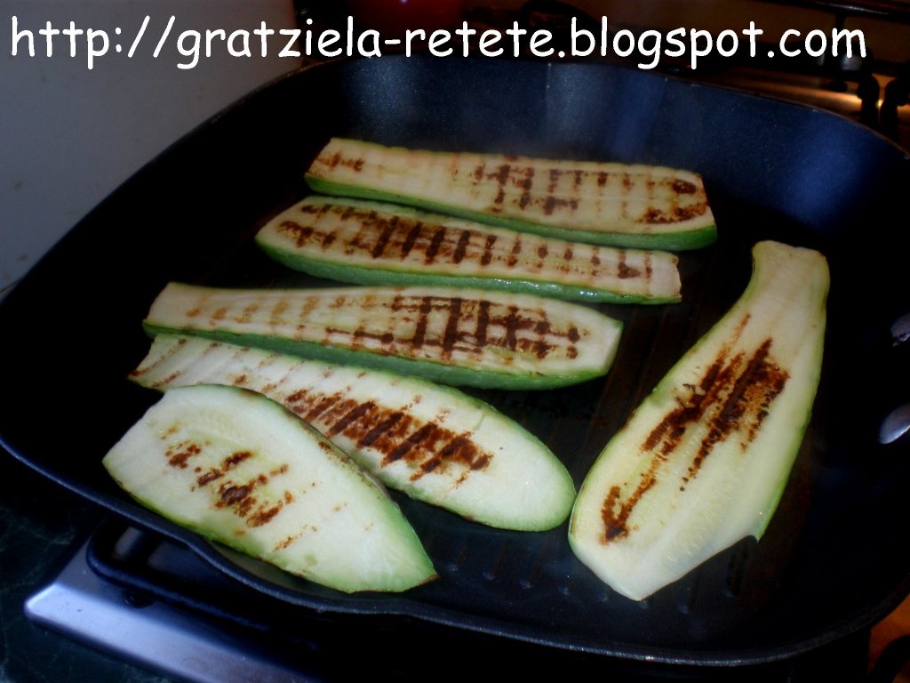 Dovlecei şi cartofi gratinaţi, o masă de duminică