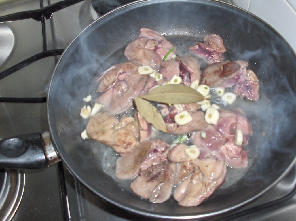 Ficat de pui  cu mãghiran