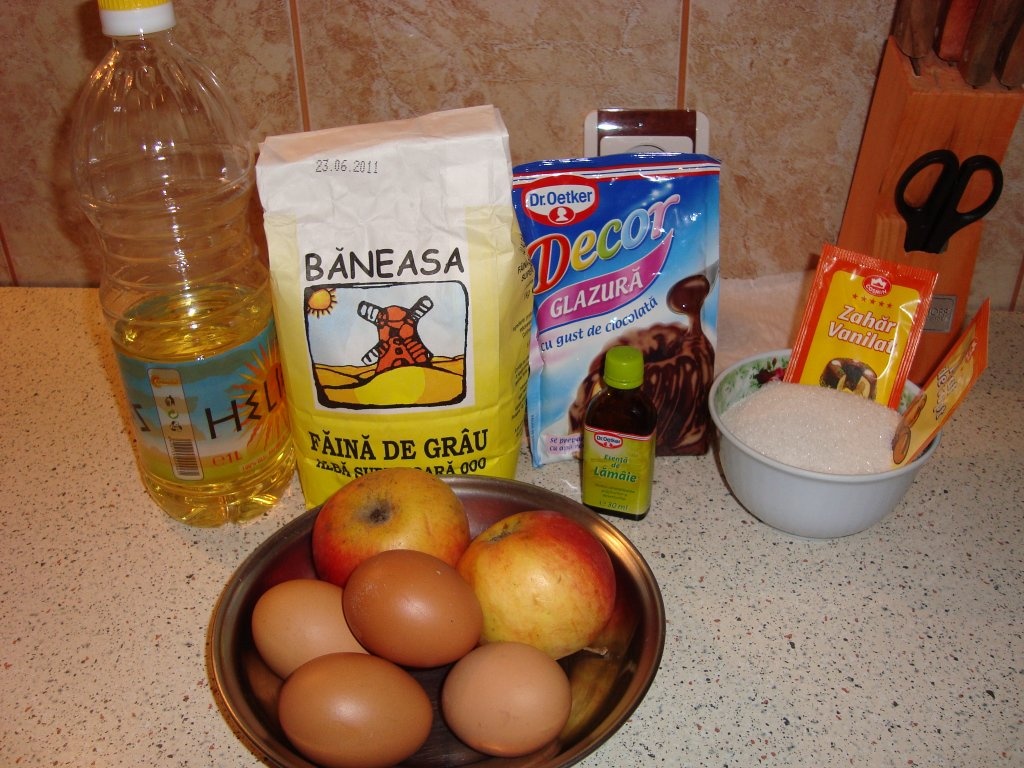 Chec cu mere glazurat cu ciocolata