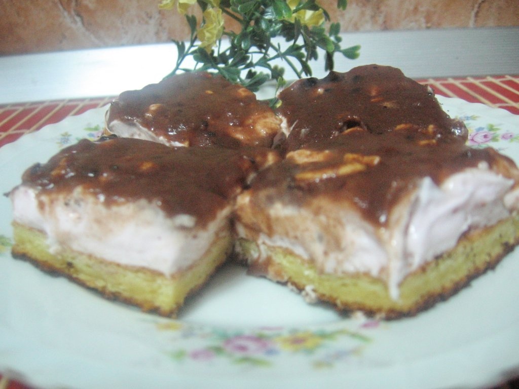 Prajitura cu crema de capsuni si glazura de ciocolata