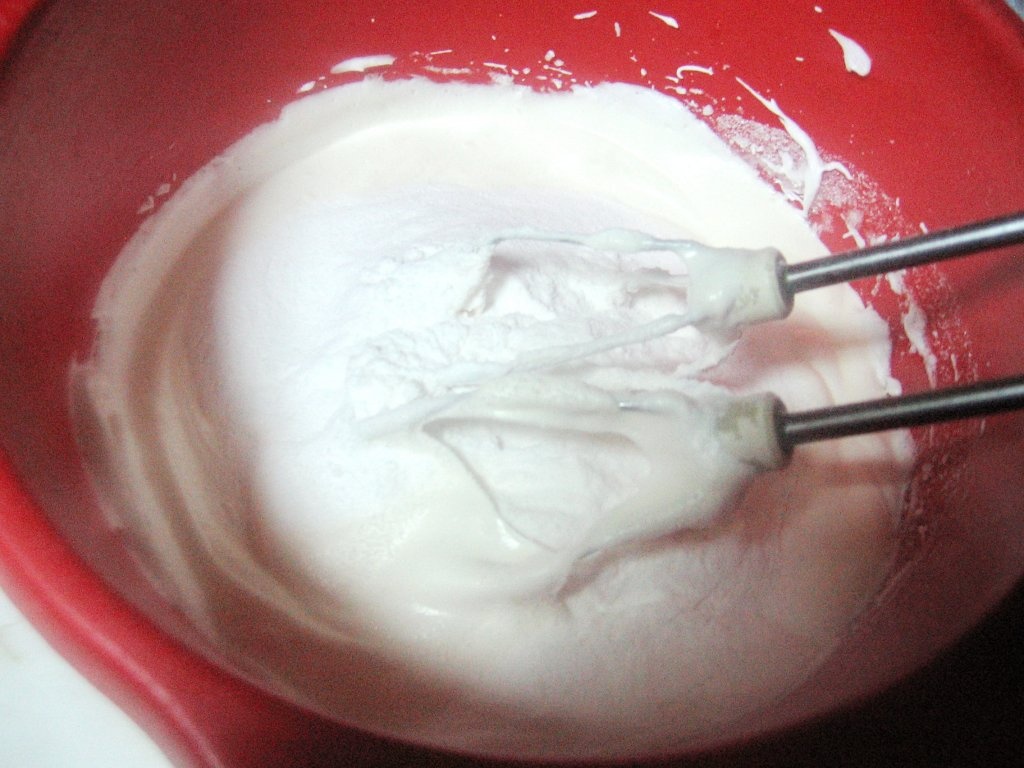 Prajitura cu crema de capsuni si glazura de ciocolata