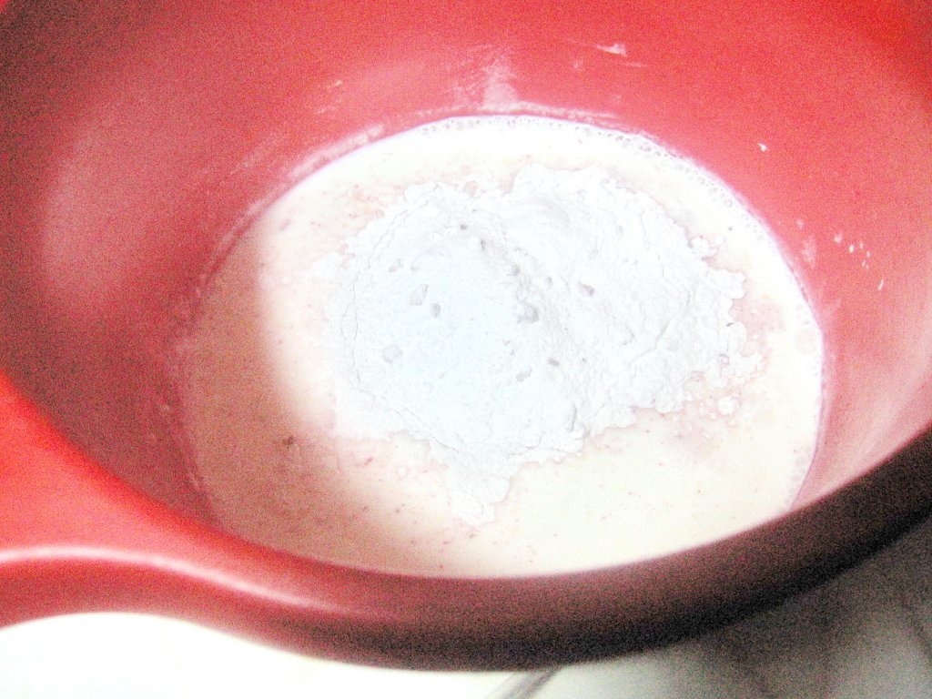 Prajitura cu crema de capsuni si glazura de ciocolata