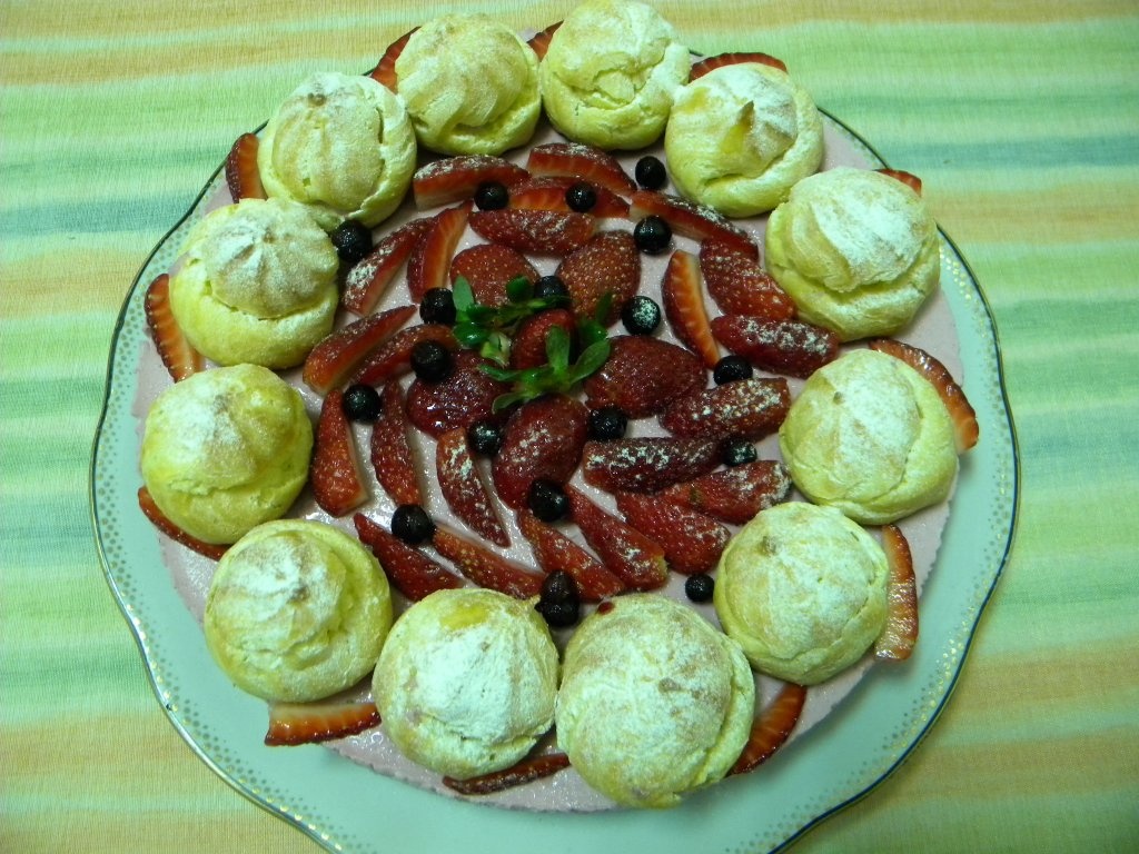 Tort Saint Honore cu iaurt si fructe