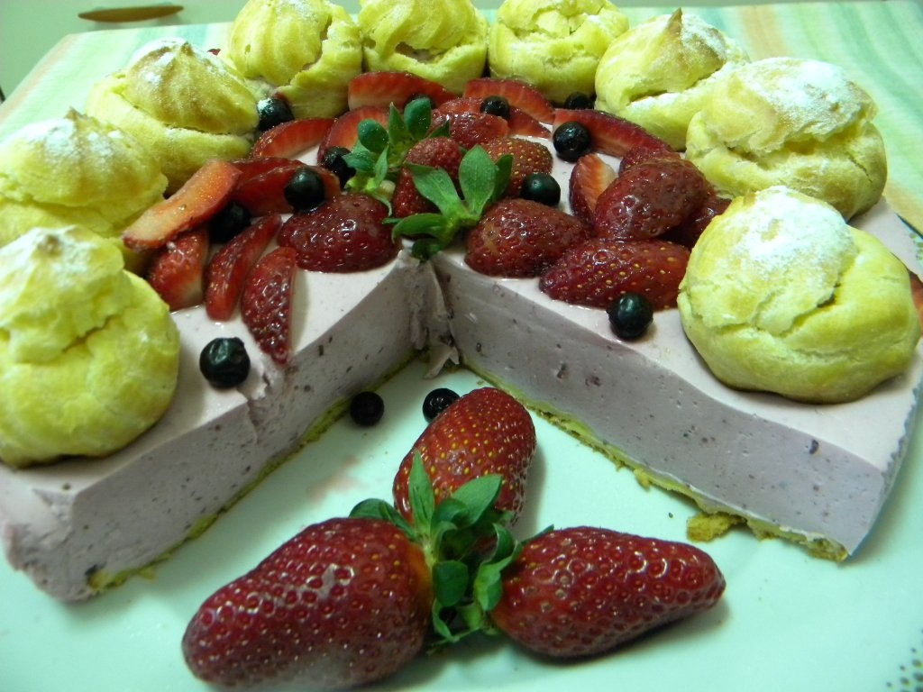 Tort Saint Honore cu iaurt si fructe