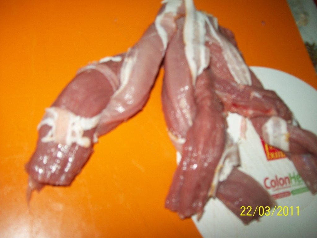 Muschiulet de porc impletit servit cu diferite feluri de piure-uri