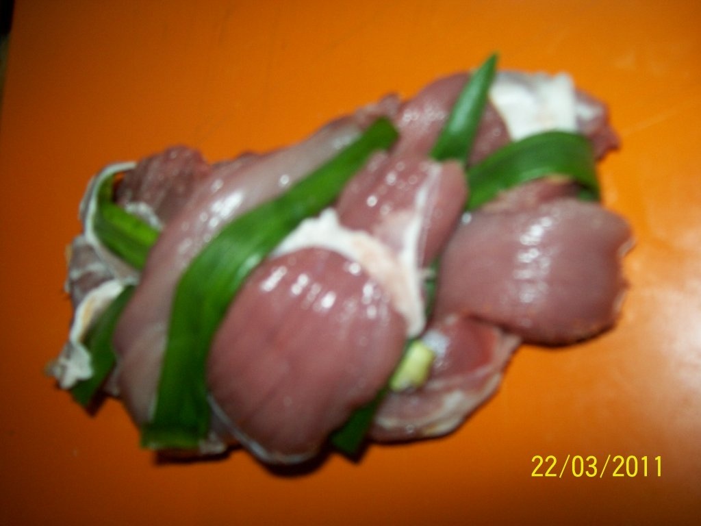 Muschiulet de porc impletit servit cu diferite feluri de piure-uri