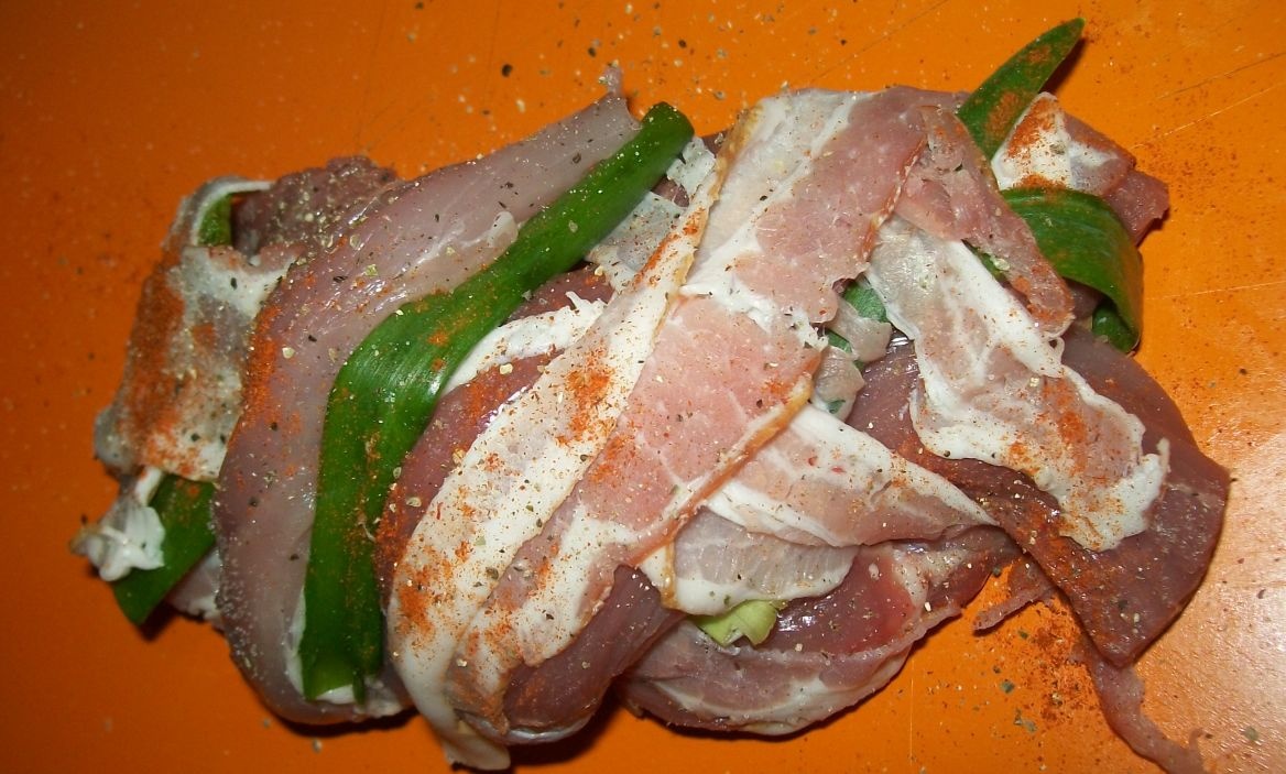 Muschiulet de porc impletit servit cu diferite feluri de piure-uri