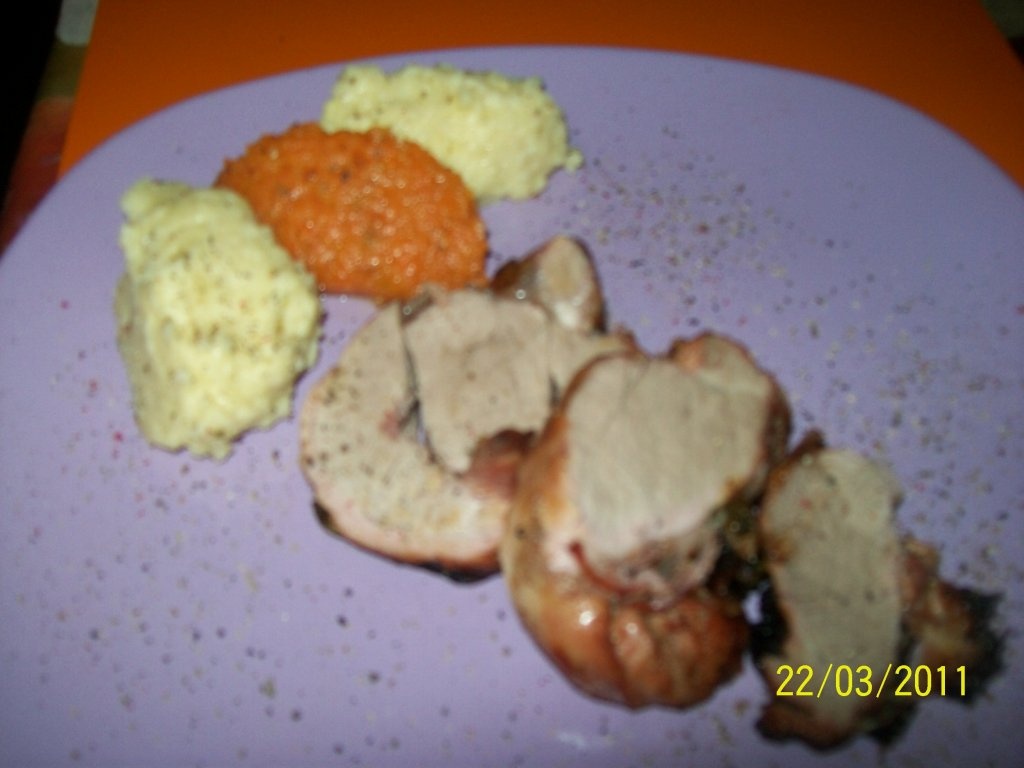 Muschiulet de porc impletit servit cu diferite feluri de piure-uri