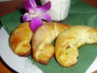 Cornuri pufoase cu marmelada -pentru ceai