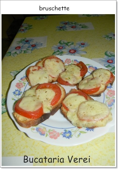 Bruschette cu mozzarella si rosii