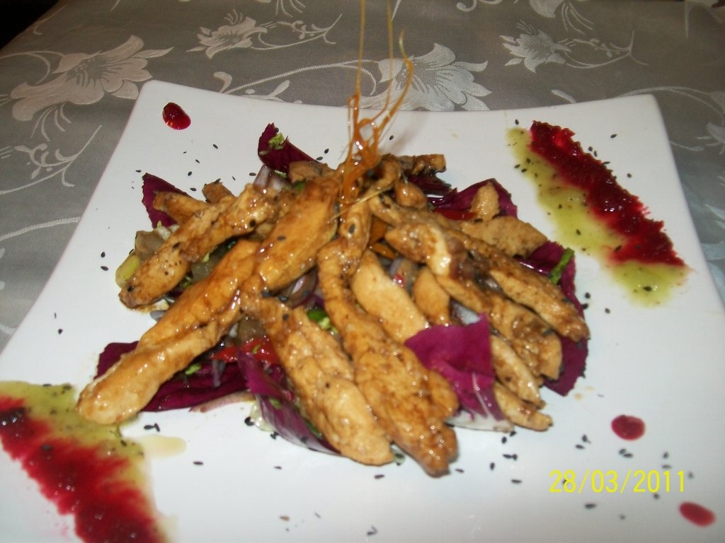 Salata de radicchio cu piept de pui in stil asiatic a la Nico