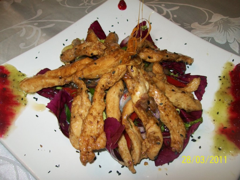 Salata de radicchio cu piept de pui in stil asiatic a la Nico