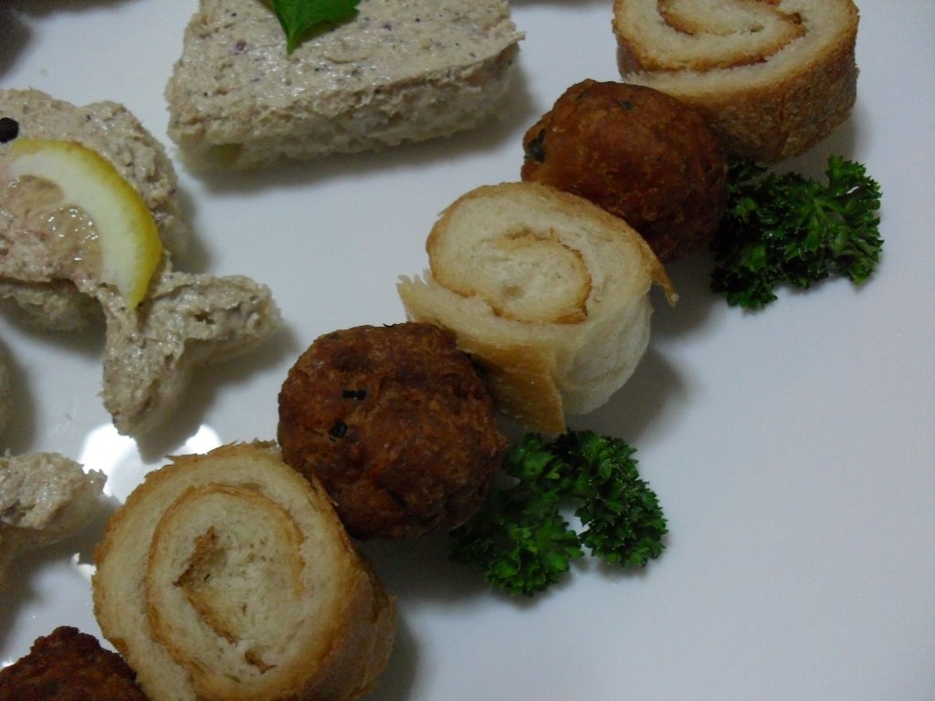 Chiftelute cu trandafiri de paine