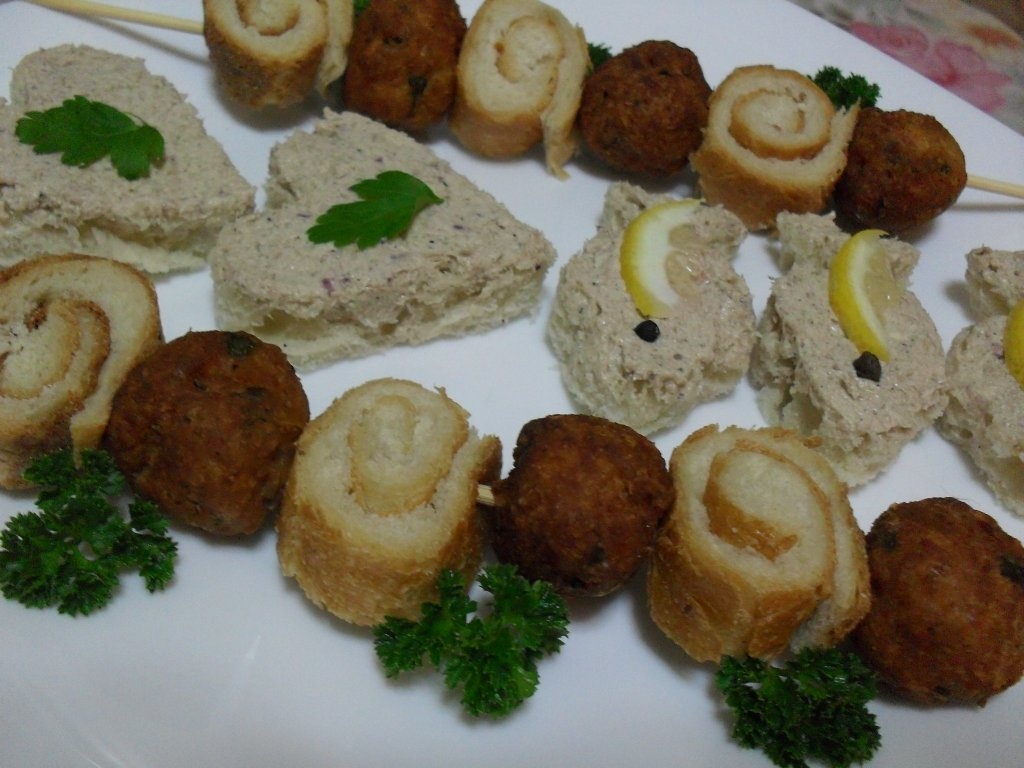 Chiftelute cu trandafiri de paine