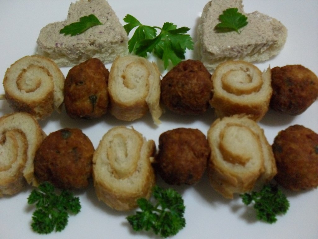 Chiftelute cu trandafiri de paine