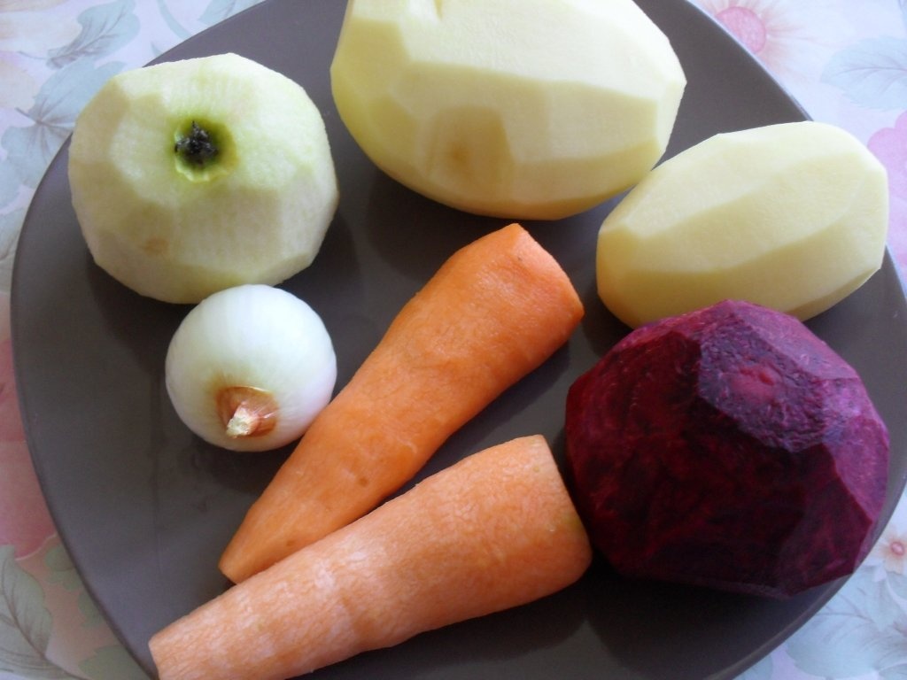 Supa crema cu sfecla, cartofi, mere