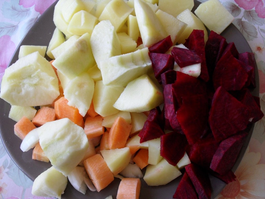 Supa crema cu sfecla, cartofi, mere