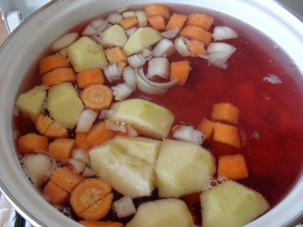 Supa crema cu sfecla, cartofi, mere