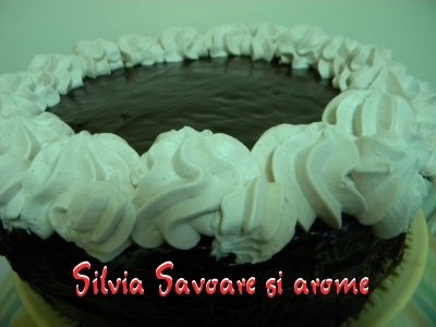 Tort cu 3 feluri de crema.