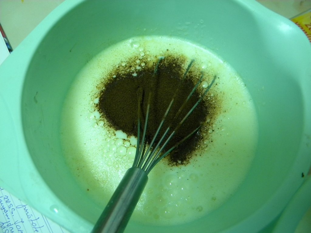 Tort cu 3 feluri de crema.