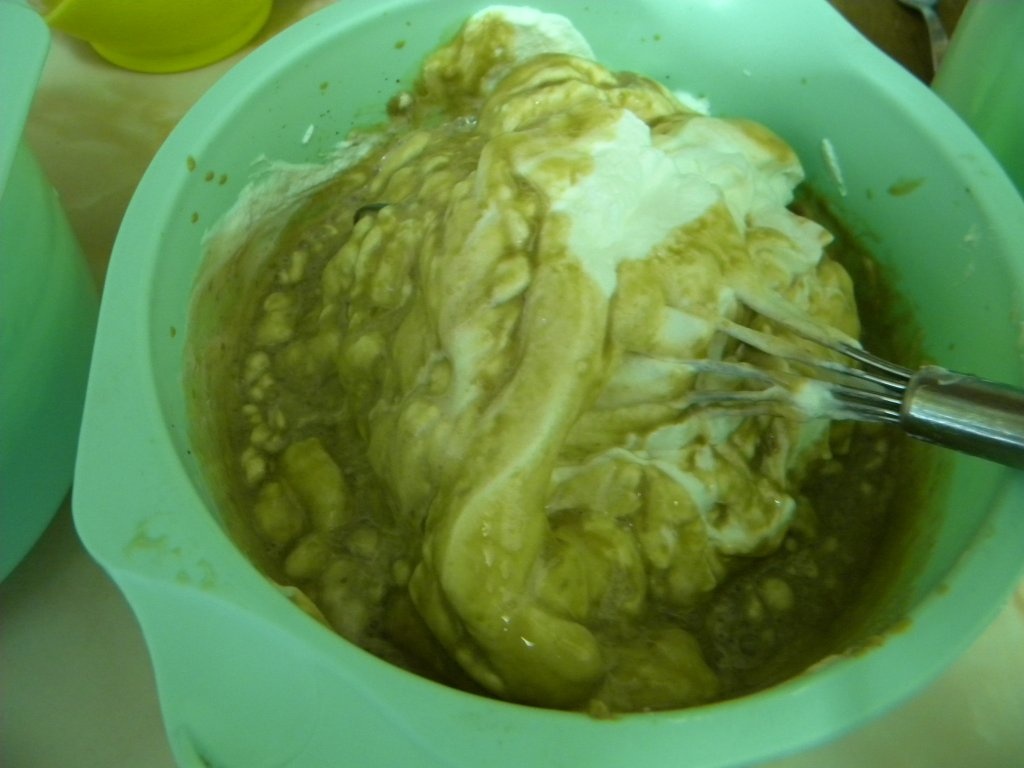 Tort cu 3 feluri de crema.