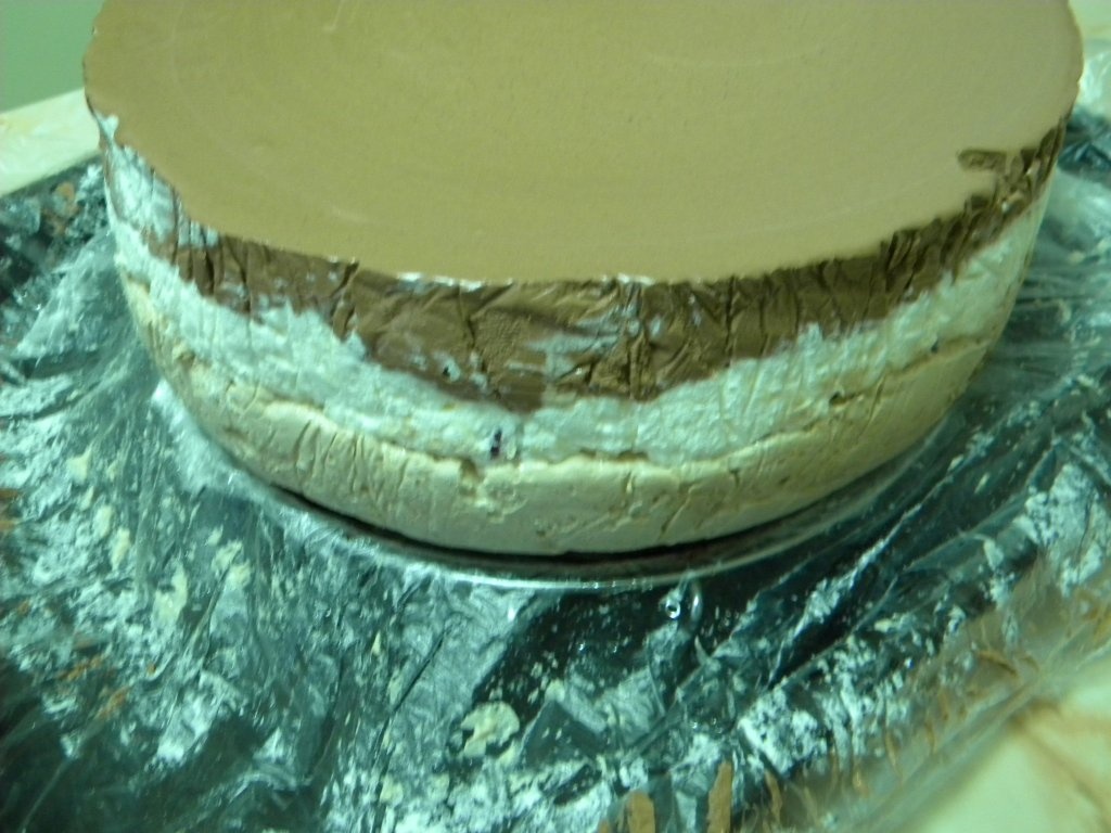 Tort cu 3 feluri de crema.