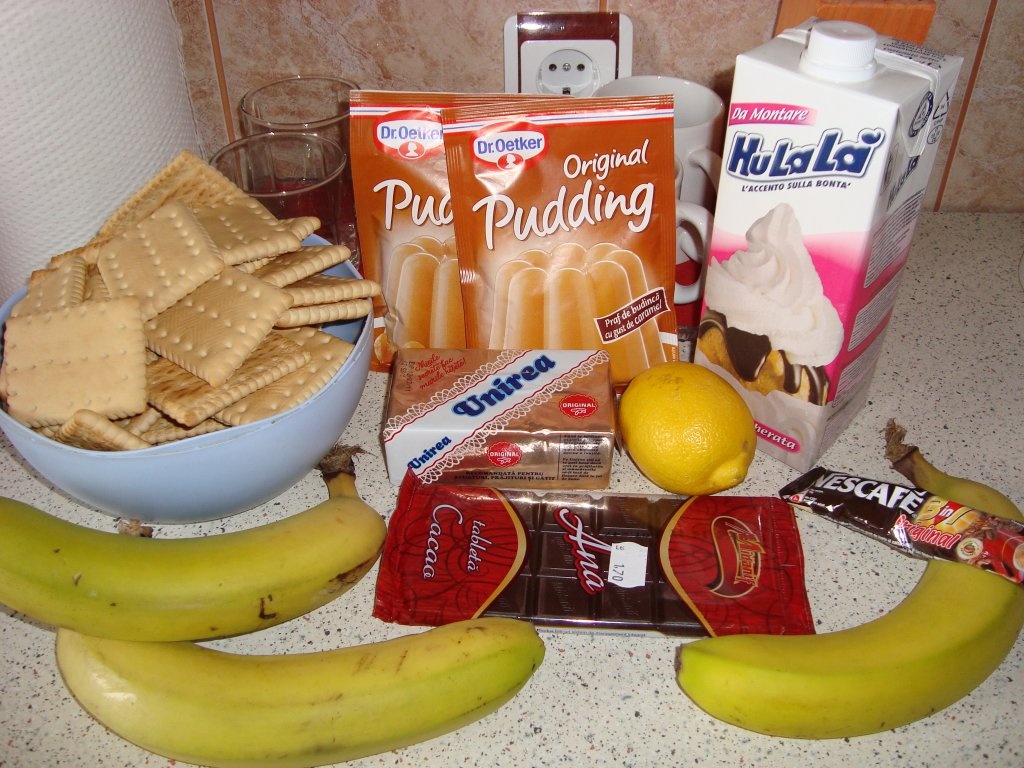 Tort de biscuiti cu crema de banane si caramel