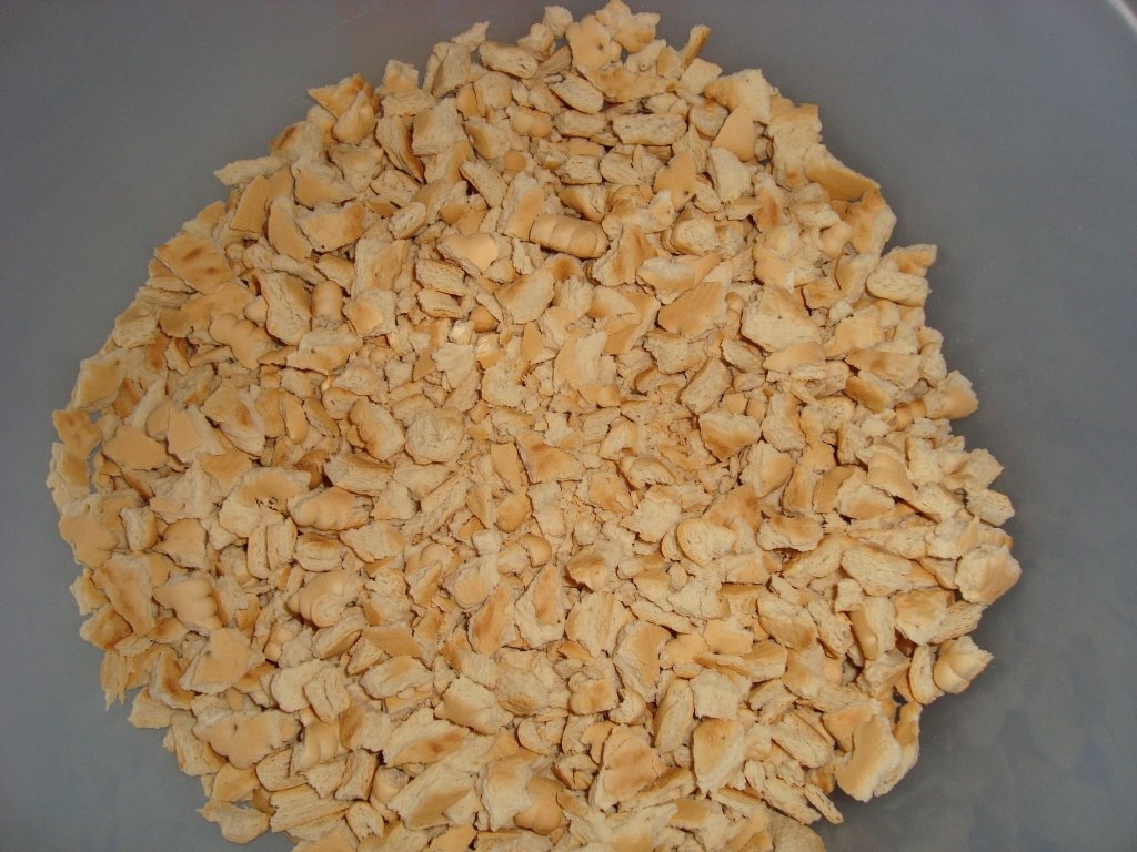 Tort de biscuiti cu crema de banane si caramel. Un desert simplu si delicios, fara coacere