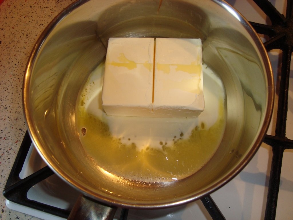 Tort de biscuiti cu crema de banane si caramel. Un desert simplu si delicios, fara coacere