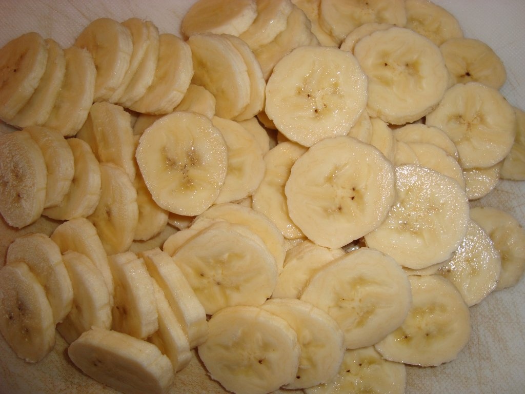 Tort de biscuiti cu crema de banane si caramel. Un desert simplu si delicios, fara coacere