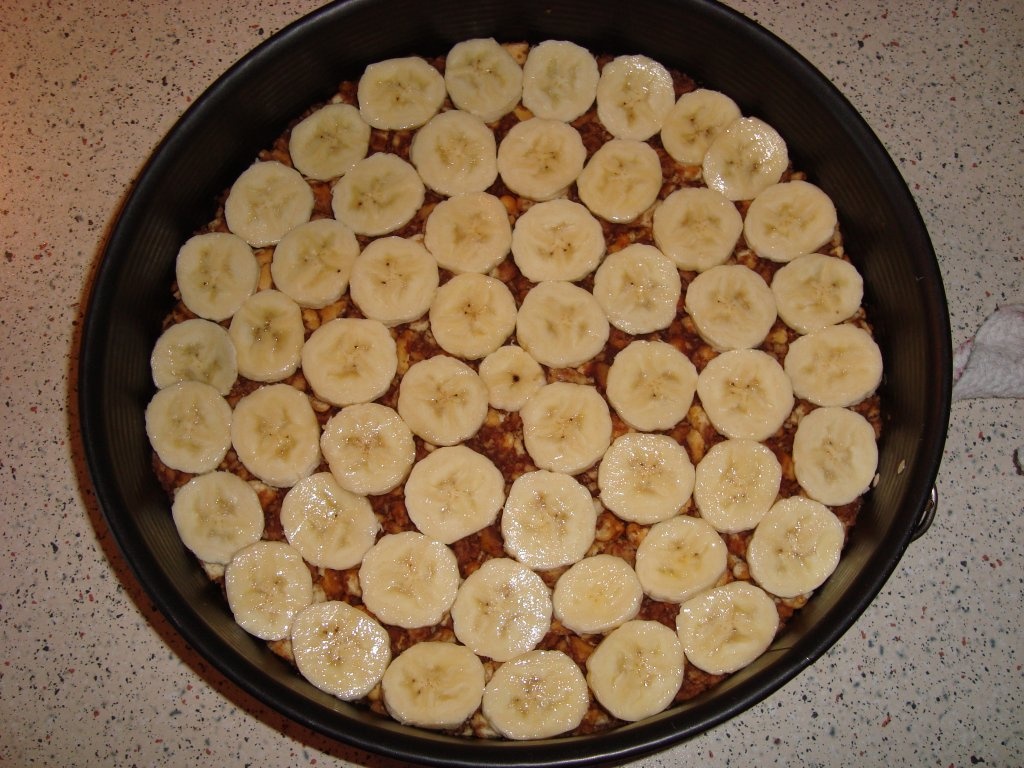 Tort de biscuiti cu crema de banane si caramel. Un desert simplu si delicios, fara coacere