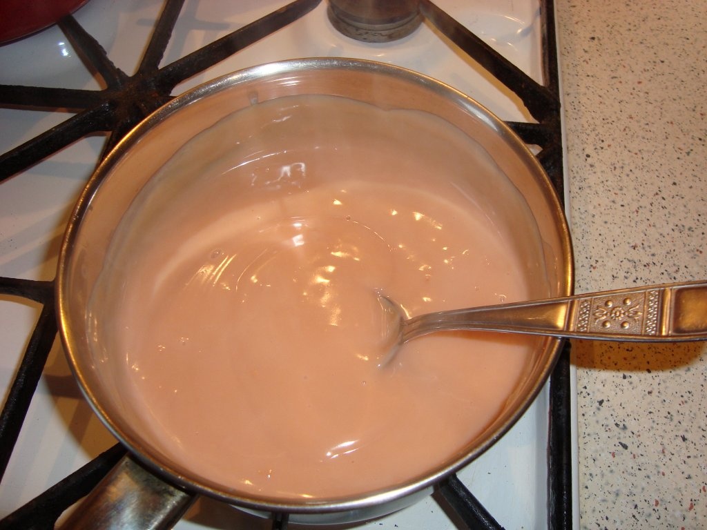 Tort de biscuiti cu crema de banane si caramel. Un desert simplu si delicios, fara coacere