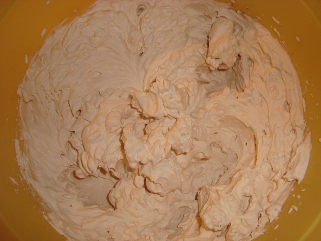 Tort de biscuiti cu crema de banane si caramel. Un desert simplu si delicios, fara coacere